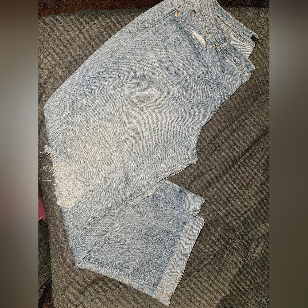 Jean capri's cuffed bottom, frey'd knee on one side, Light wash